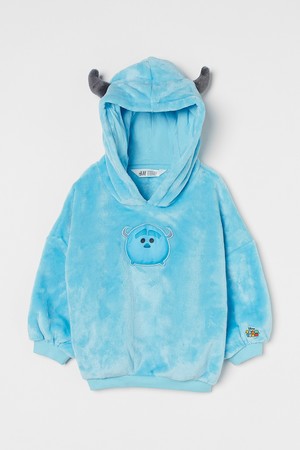 H&Mキッズウェア、ディズニーストアで大人気のぬいぐるみシリーズ「Disney Tsum Tsum（ディズニー ツムツム）」のコレクションアイテムを発売！のサブ画像16_アップリケボアフーデッドトップス¥2,499 ©Disney／Pixar