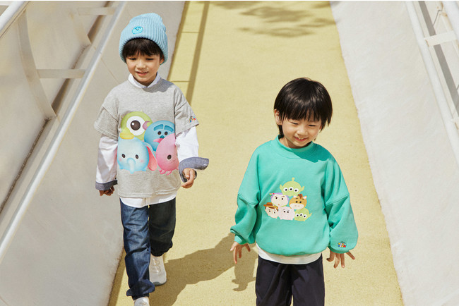 H&Mキッズウェア、ディズニーストアで大人気のぬいぐるみシリーズ「Disney Tsum Tsum（ディズニー ツムツム）」のコレクションアイテムを発売！のサブ画像2_（左）プリントTシャツ 2枚セット¥2,499 デザインニットキャップ¥999（右）プリントオーバーサイズスウェットシャツ¥1,499（その他参考商品）©Disney ©Disney／Pixar 