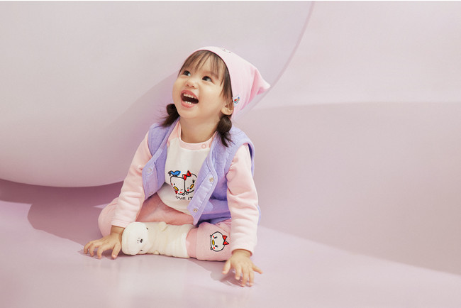 H&Mキッズウェア、ディズニーストアで大人気のぬいぐるみシリーズ「Disney Tsum Tsum（ディズニー ツムツム）」のコレクションアイテムを発売！のサブ画像3_（ベビー）プリントスウェットシャツ¥1,499 プリントキルティングパンツ¥1,499 プリントキルティングベスト¥1,999 プリントキャップ¥999（その他参考商品）©Disney