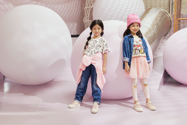 H&Mキッズウェア、ディズニーストアで大人気のぬいぐるみシリーズ「Disney Tsum Tsum（ディズニー ツムツム）」のコレクションアイテムを発売！のサブ画像4_（左）プリントオーバーサイズTシャツ¥999 フルジップフーデッドジャケット¥2,499（右）デニムシャツ¥2,999 プリントオーバーサイズTシャツ¥999 チュールスカートレギンス¥1,999  ©Disney