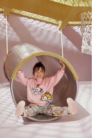 H&Mキッズウェア、ディズニーストアで大人気のぬいぐるみシリーズ「Disney Tsum Tsum（ディズニー ツムツム）」のコレクションアイテムを発売！のサブ画像5_プリントオーバーサイズスウェットトップス¥1,999 パターンジョガーパンツ¥1,499（その他参考商品）©Disney ©Disney／Pixar
