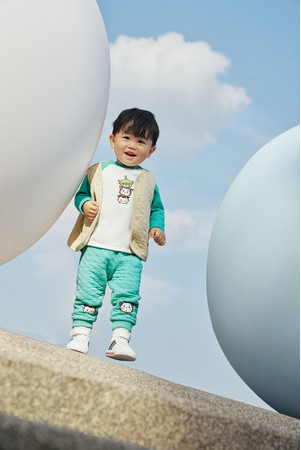 H&Mキッズウェア、ディズニーストアで大人気のぬいぐるみシリーズ「Disney Tsum Tsum（ディズニー ツムツム）」のコレクションアイテムを発売！のサブ画像6_​（ベビー）プリントスウェットシャツ¥1,499 プリントキルティングパンツ¥1,499 プリントキルティングベスト¥1,499（その他参考商品）©Disney／Pixar