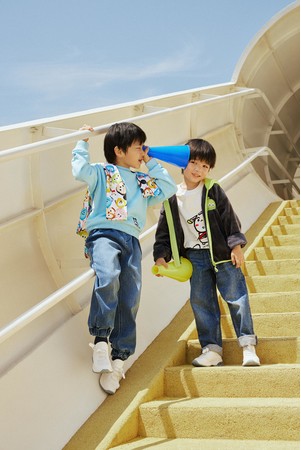 H&Mキッズウェア、ディズニーストアで大人気のぬいぐるみシリーズ「Disney Tsum Tsum（ディズニー ツムツム）」のコレクションアイテムを発売！のサブ画像7_（左）オーバーサイズセーター¥2,499  デザイントップス¥1,499 デニムジョガーパンツ¥3,999 （右）プリントオーバーサイズTシャツ¥999 ボアフーデッドジャケット¥2,499 （その他参考商品）©Disney ©Disney／Pixar