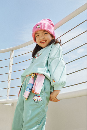 H&Mキッズウェア、ディズニーストアで大人気のぬいぐるみシリーズ「Disney Tsum Tsum（ディズニー ツムツム）」のコレクションアイテムを発売！のサブ画像8_（キッズガール）プリント オーバーサイズスウェットトップス¥1,999 ジョガーパンツ¥2,799 プリントキルティングパンツ¥1,499 デザイントップス¥1,499 デザインニットキャップ¥1,499 ©Disney