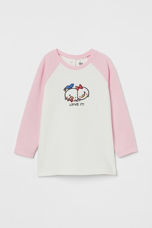 H&Mキッズウェア、ディズニーストアで大人気のぬいぐるみシリーズ「Disney Tsum Tsum（ディズニー ツムツム）」のコレクションアイテムを発売！のサブ画像9_プリントスウェットシャツ¥1,499 ©Disney