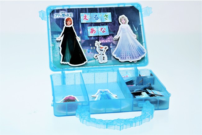 ドリル、マグネット、ポスター、カード…豪華付録がいっぱい！　アナ雪のキャラクターといっしょにひらがなを楽しみながらマスターしよう！　のサブ画像3_▲雪の結晶柄のトランクの中に、マグネットを収納可能。©Disney