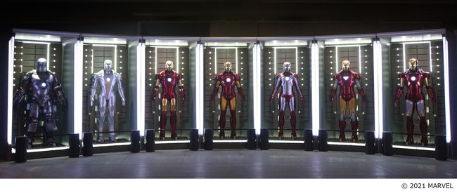 ついに札幌開催！映画の世界に入り込んで体験しよう！「 マーベル・スタジオ／ヒーローたちの世界へ」のサブ画像2_『アイアンマン』 トニー・スタークのラボに格納されたアーマー群    