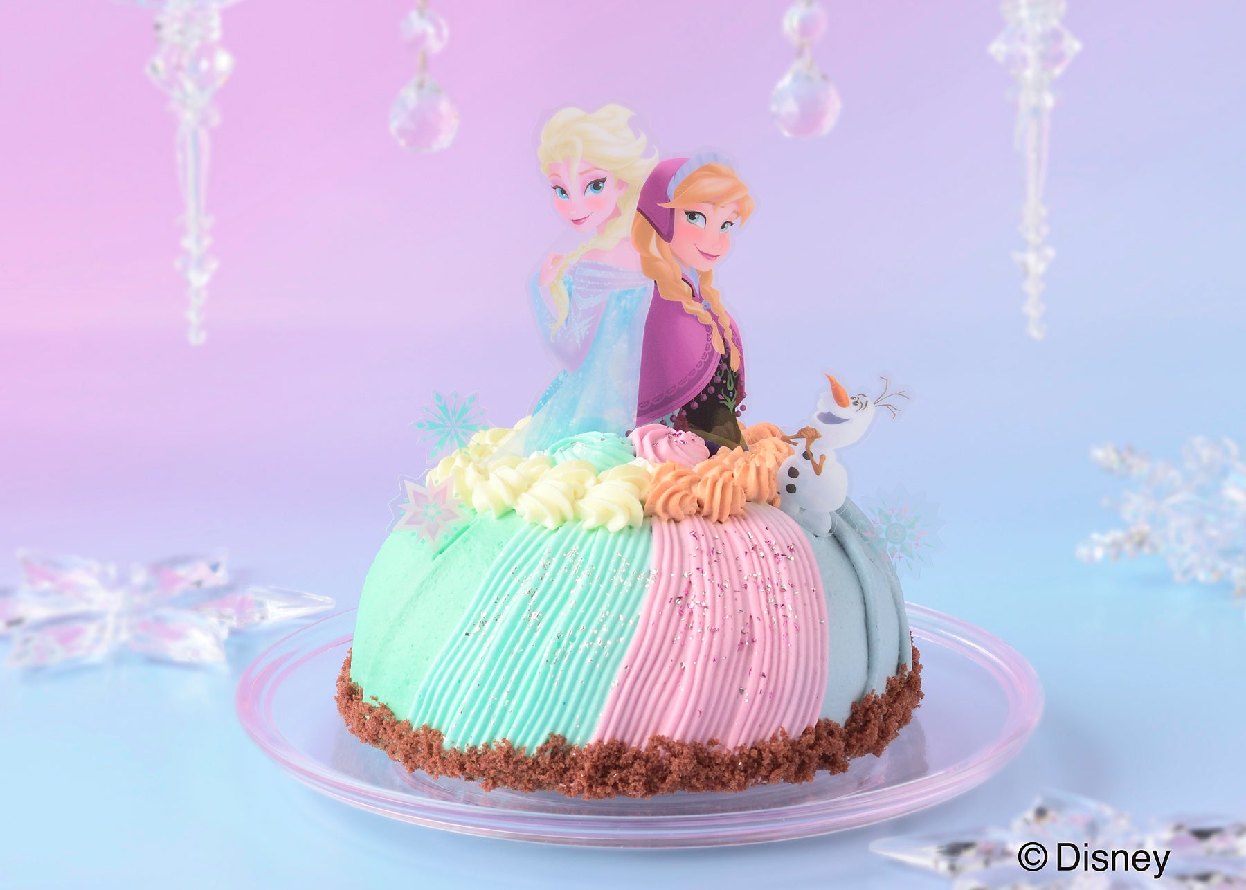 【銀座コージーコーナー】『アナと雪の女王』やディズニープリンセスがモチーフ♪　ディズニーデザインのひなまつりスイーツに新作2品が登場！のサブ画像1_ピックを飾ったイメージ。向かって左側がエルサ、右側がアナのハーフ＆ハーフのデザイン。付属のピックシートの挿し方によって「アナ＆エルサ」「アナ」「エルサ」など、さまざまなバリエーションを楽しめます。