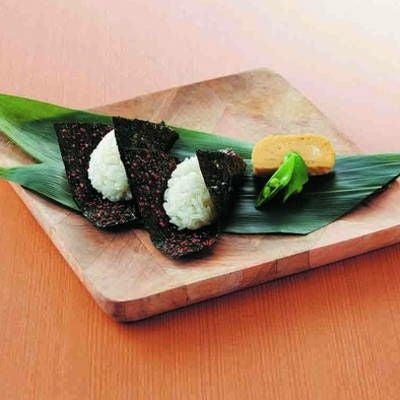 ギフトにもおすすめ！クラシカルをテーマに、ビンテージ調のミッキーがデザインされた山本海苔店「具付のり、のりチップス、海苔せんべい」1月18日（水）より販売のサブ画像2_使用イメージ