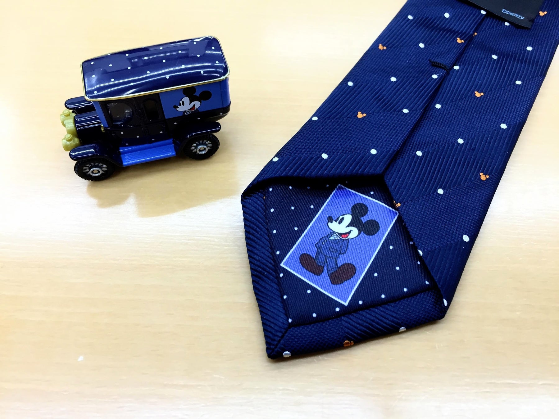 「ディズニー」 「タカラトミー」 「洋服の青山」初の共同企画　オリジナルネクタイ＆限定デザインミニカー ギフトボックスセットを発売のサブ画像1_©TAKARA TOMY ©Disney