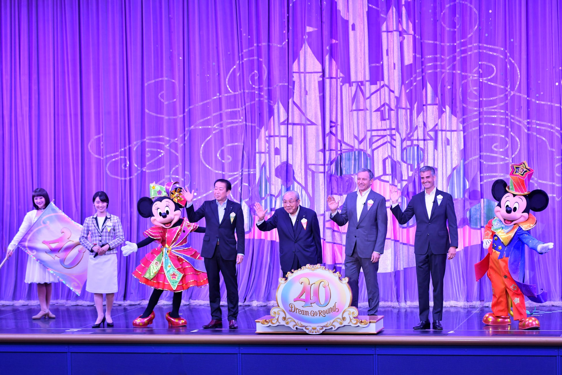 東京ディズニーリゾート®40周年が今日からスタート！のサブ画像1_（ステージ上　左から） 小笠原美果、ミニーマウス、吉田謙次、加賀見俊夫、ボブ・アイガー、ジョシュ・ダマーロ、ミッキーマウス