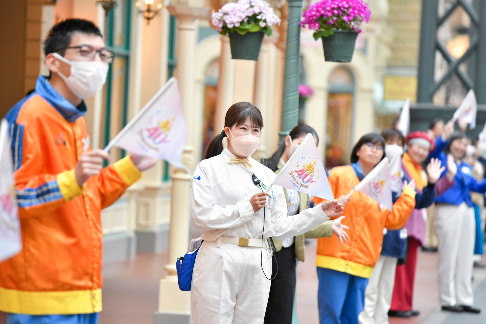 東京ディズニーリゾート®40周年が今日からスタート！のサブ画像6_ウェルカムグリーティングの様子　　パークが開園すると、たくさんのキャストがゲストをお出迎えしました