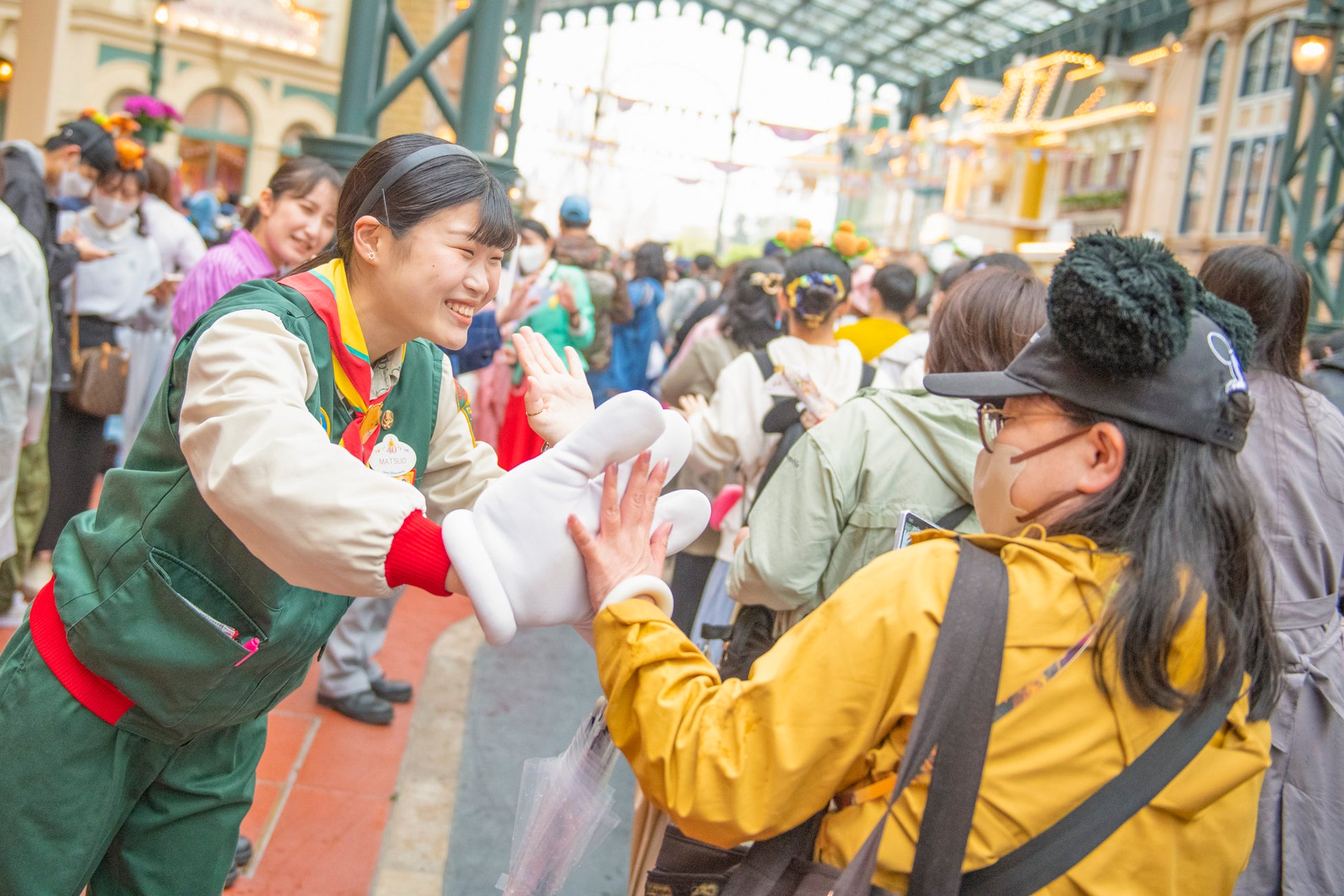 東京ディズニーリゾート®40周年が今日からスタート！のサブ画像7_ウェルカムグリーティングの様子　　パークが開園すると、たくさんのキャストがゲストをお出迎えしました