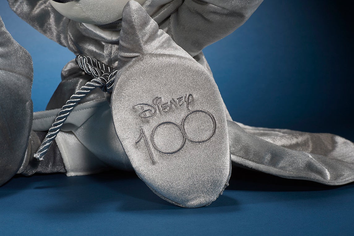 ディズニー創立100周年をお祝いする大きくて特別なぬいぐるみ　『ディズニー100 プラチナ プレミアムぬいぐるみ 魔法使いの弟子ミッキー（ファンタジア）』のサブ画像3_ディズニー100周年メモリアルの証となる足裏のロゴ