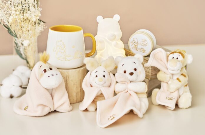 ハニーミルクラテカラーのプーさんがブランケットを持ってぬくぬく！大人気シリーズ「WHITE POOH」をディズニーストアにて11月10日（金）より順次発売のメイン画像