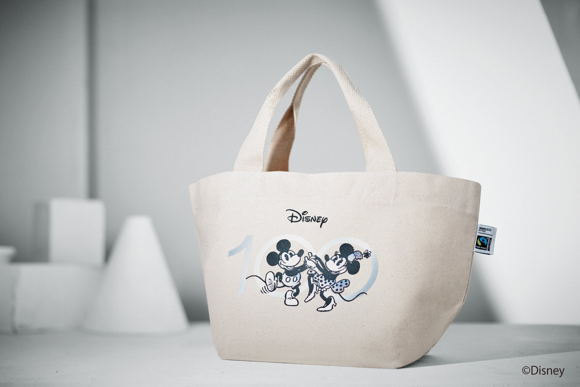 ディズニー創立100周年を祝して限定デザイン『Disney100/Beランチトートバッグ』2023年11月16日（木）新発売のサブ画像1