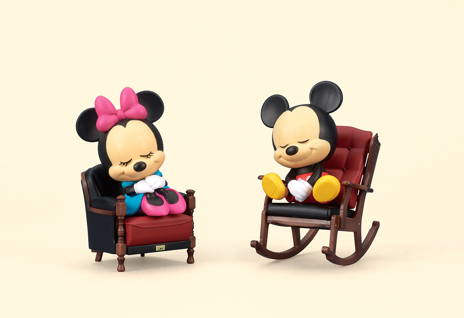 手のひらで楽しむ、オトナディズニーのインテリア『カリモク OTONA Disney Style ガチャ®コレクション』のサブ画像3_お手持ちのフィギュアを乗せることもできます