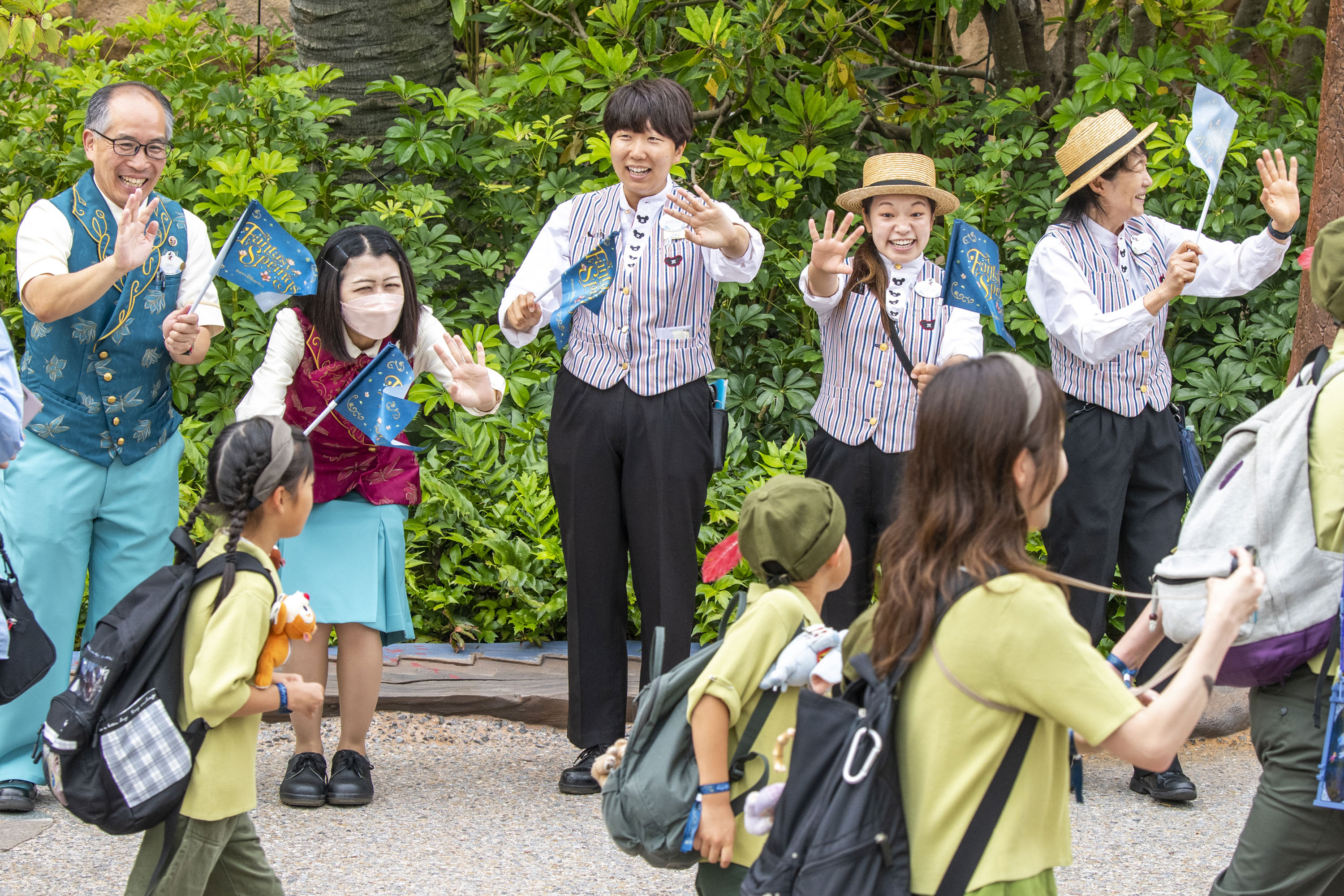 東京ディズニーシー（R）「ファンタジースプリングス」、本日開業のサブ画像2_「ファンタジースプリングス」に入場するゲストをキャストがお出迎えした様子　©Disney