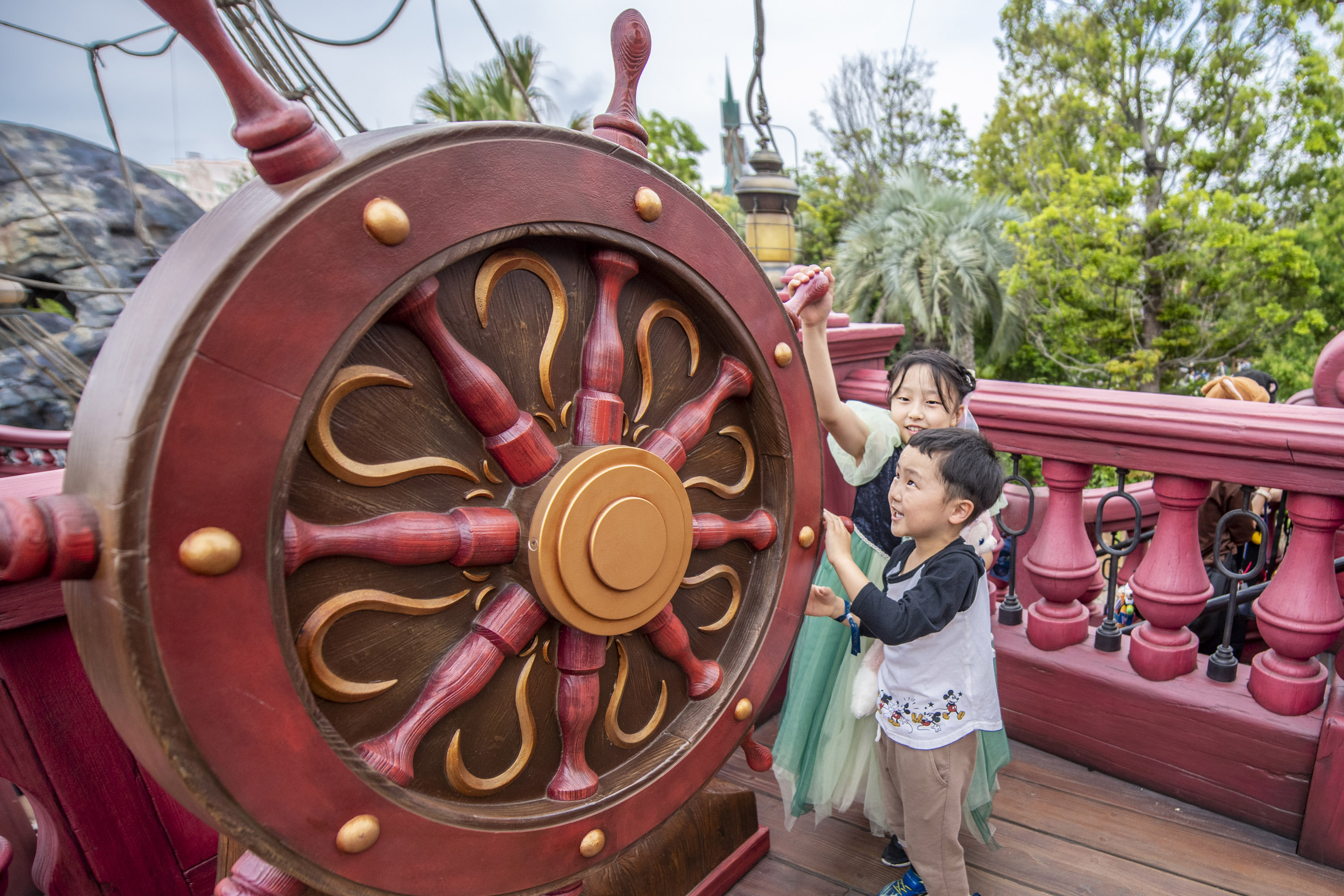 東京ディズニーシー（R）「ファンタジースプリングス」、本日開業のサブ画像3_「ピーターパンのネバーランド」内にある海賊船で楽しんでいるゲストの様子　©Disney