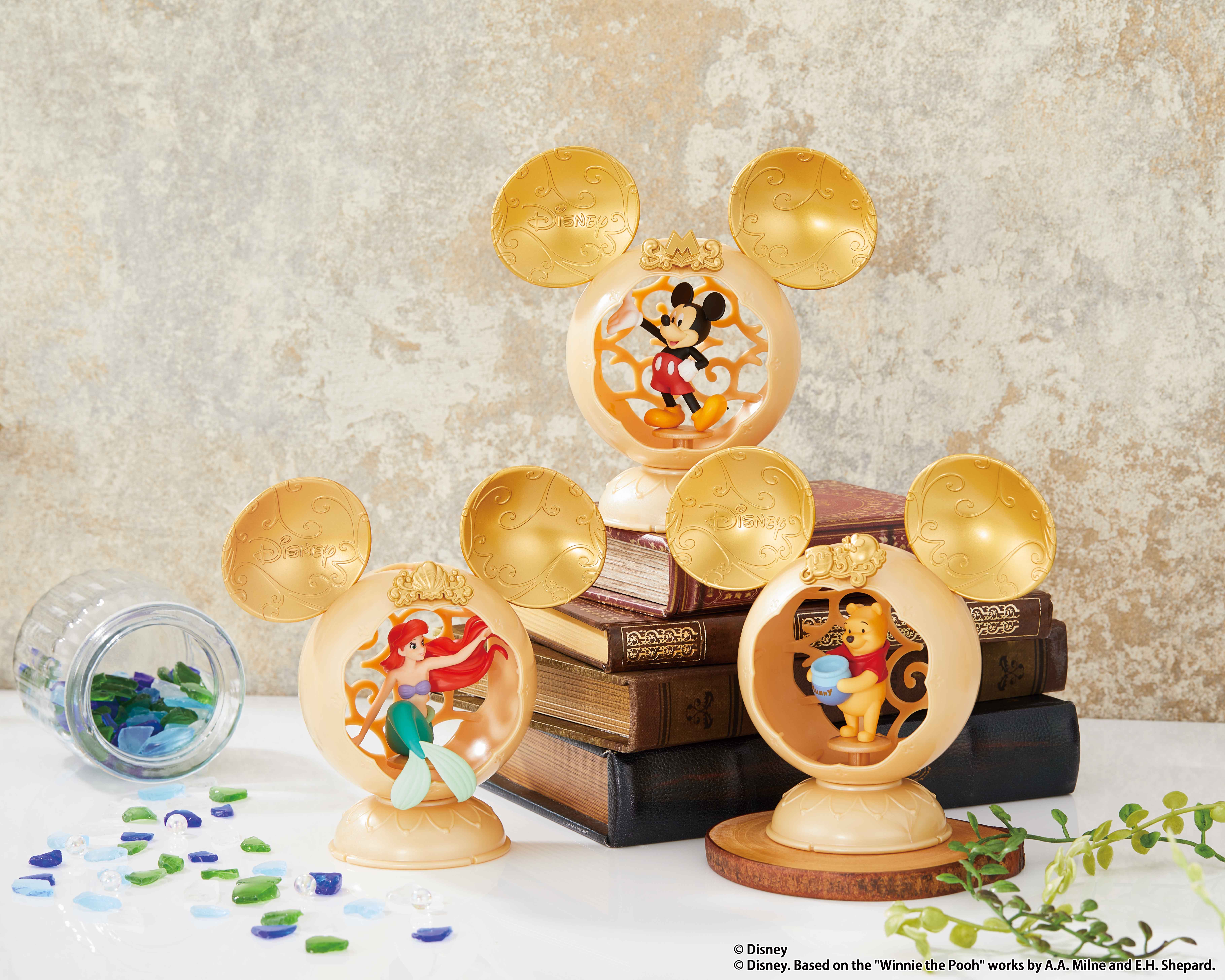 Disneyの世界観がつまった、大きいカプセルレスの新仕様商品ガシャポン®『ディズニーキャラクター / デスクトップフィギュア』登場！のサブ画像1_『ディズニーキャラクター ／ デスクトップフィギュア』（1回1,000円・税10％込、全3種）を2024年11月第5週より順次発売