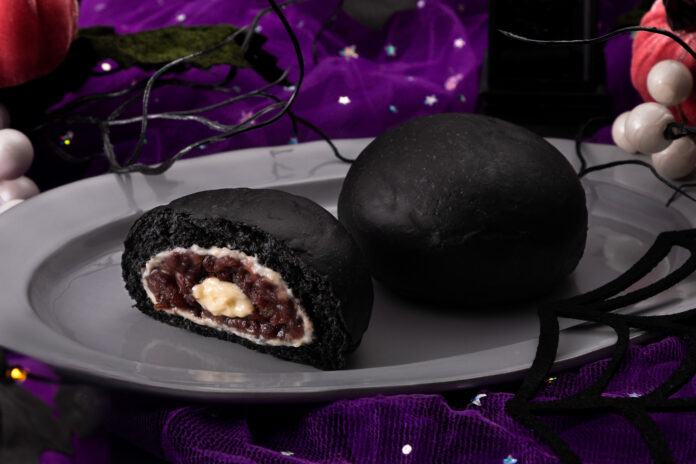 『ディズニーヴィランズ』のダークで魅力的な世界観をイメージ「黒いくりーむパン あんバター」ブラックフライデーより順次発売のメイン画像