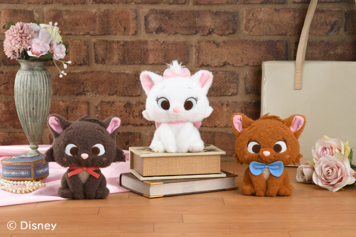 『おしゃれキャット』でおなじみの「ディズニー マリー」と兄弟たちがほんのり頬を染めておすわり 「おしゃれキャット　赤いほっぺ　ぬいぐるみ」がナムコ限定で登場　2025年12月12日(金)より展開開始！のメイン画像