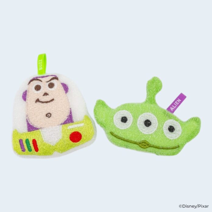 【ディズニー&ピクサー映画「トイ・ストーリー」シリーズ】毎日の食器洗いを楽しく！バズやエイリアンの刺繍を施した「キラメキキッチンスポンジ」がスケーターから新登場！のメイン画像