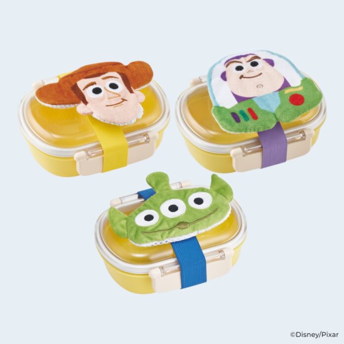 【ディズニー&ピクサー作品「トイ・ストーリー」シリーズ】保冷剤付きですぐ使える！保冷剤がズレにくく、マスコットも可愛い「保冷剤ポケット付きダイカットランチベルト」が、スケーターから新登場！のメイン画像