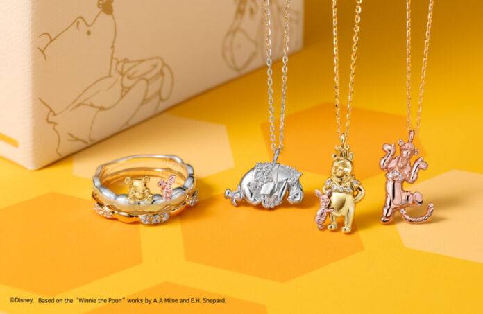 ４℃から、「くまのプーさん」原作デビュー100周年を記念したジュエリーが登場のメイン画像